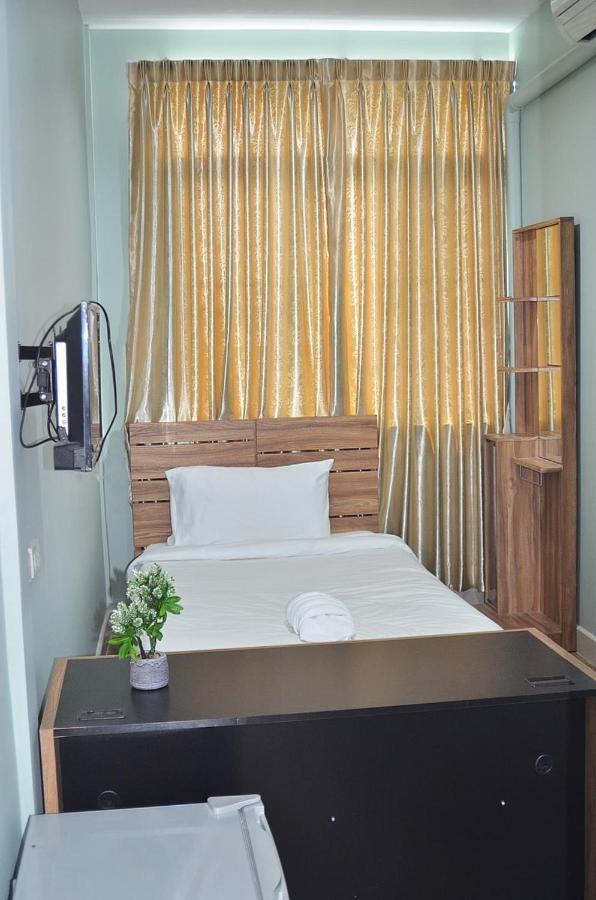 Baanpin Hotel & Cafe Банкок Екстериор снимка