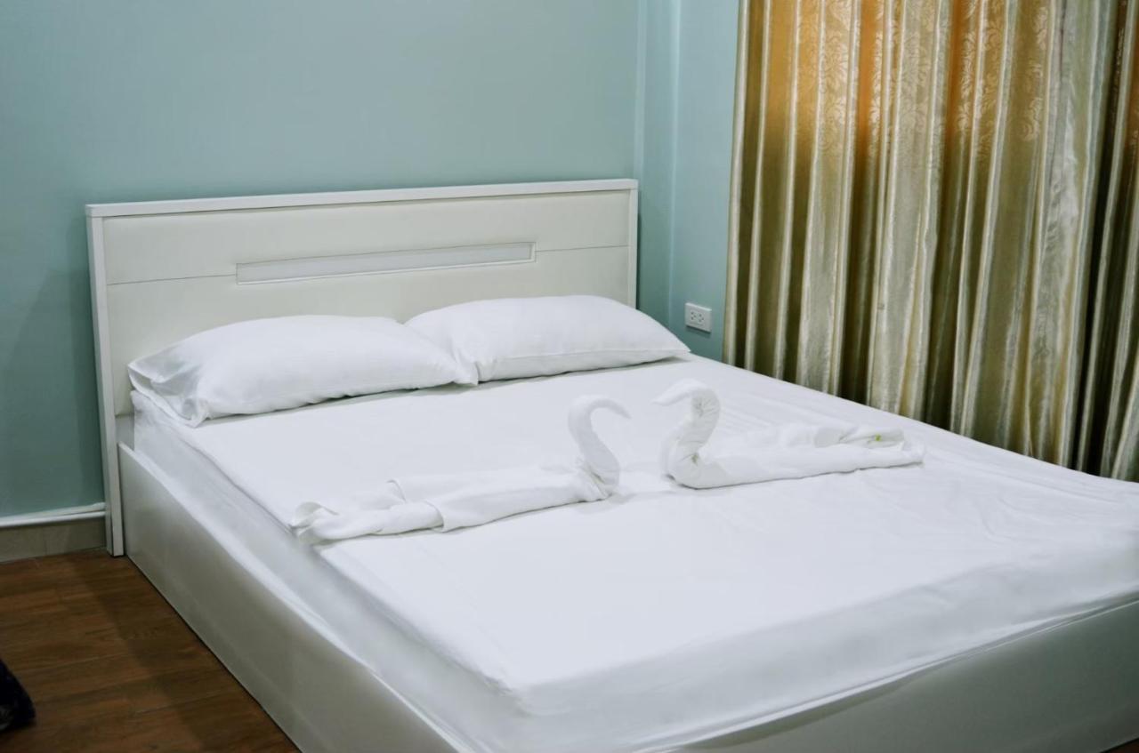 Baanpin Hotel & Cafe Банкок Екстериор снимка